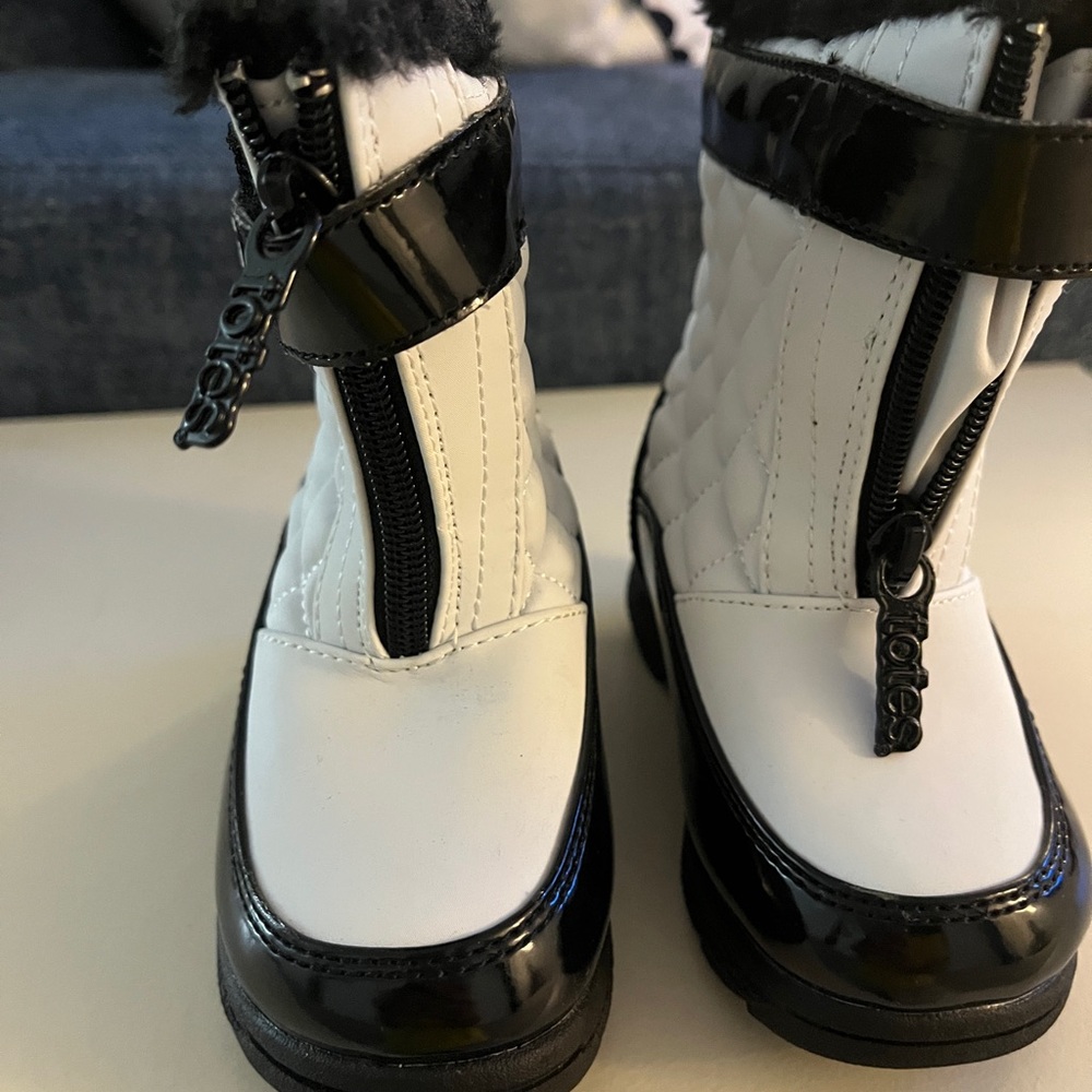 Stylish Black and White Quilted Boots  Totes brand    toddler size 6